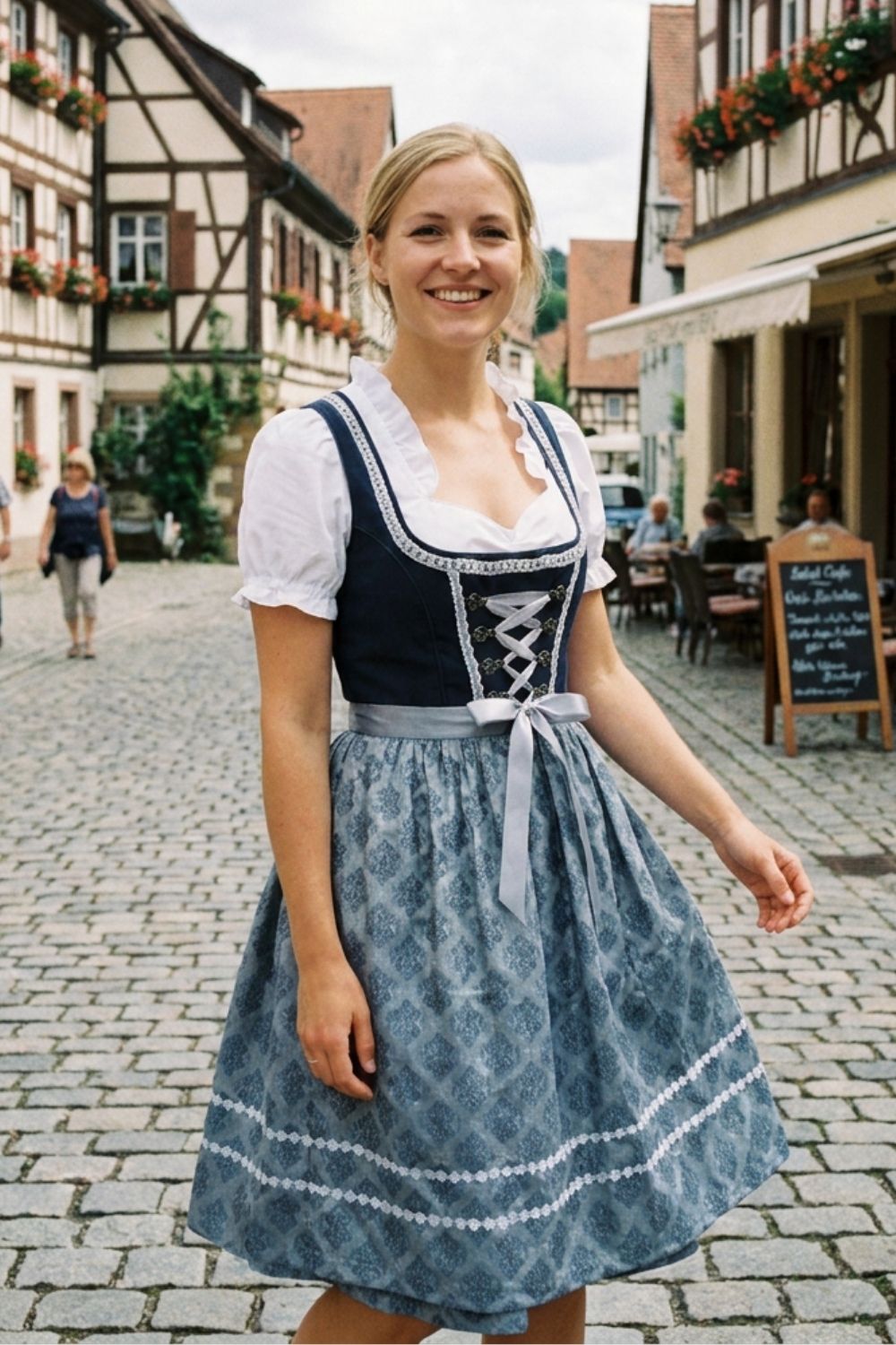 Damen Dirndlkleid | Schnürdetail & Kontrastschürze