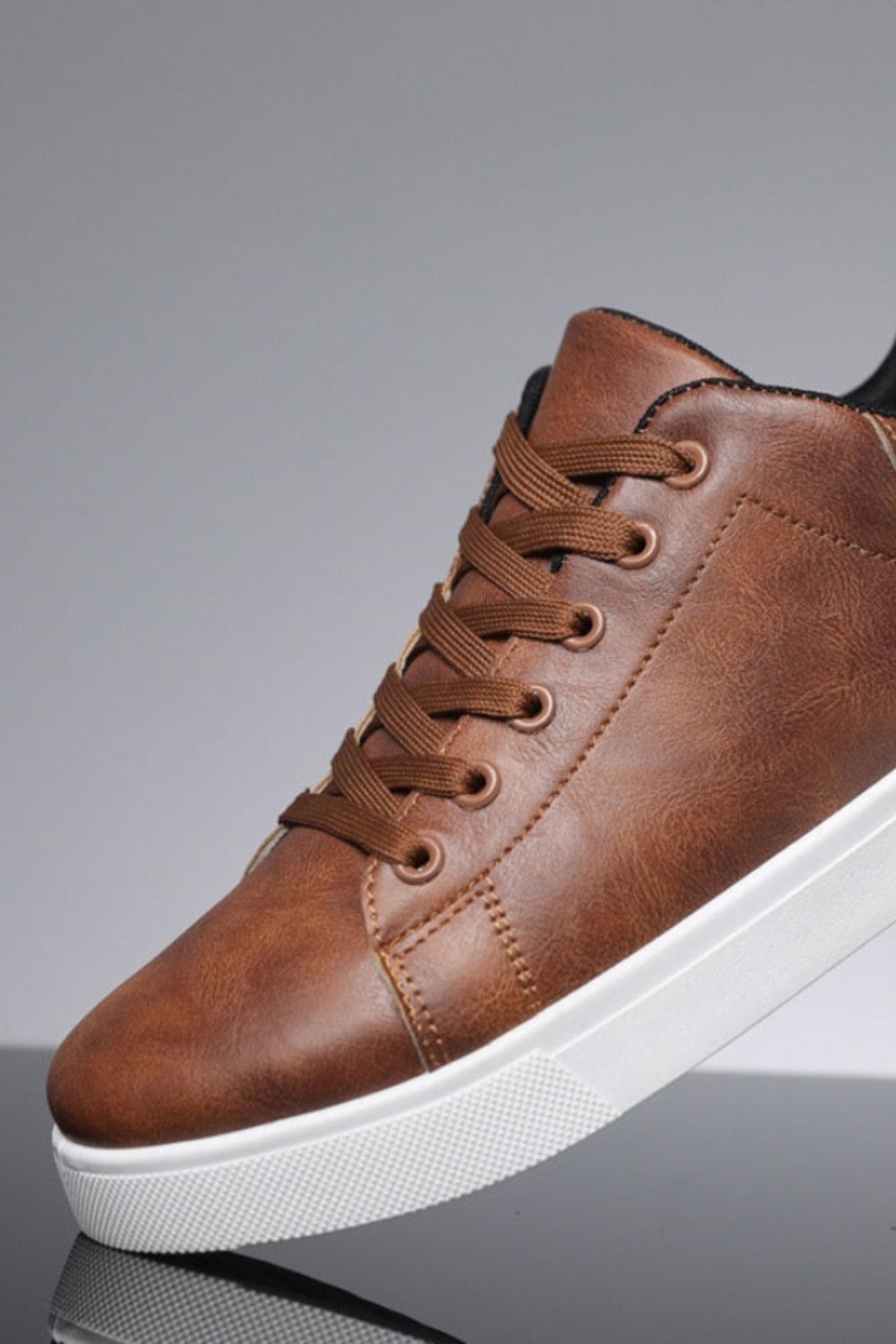 Sneaker Herren mit Schnürung und weißer Sohle