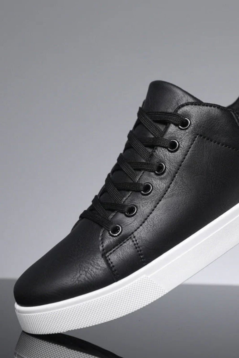 Sneaker Herren mit Schnürung und weißer Sohle