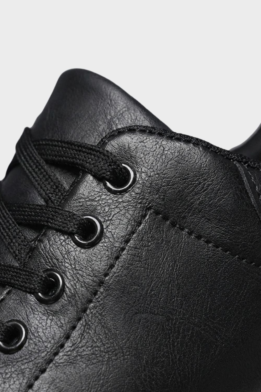 Sneaker Herren mit Schnürung und weißer Sohle