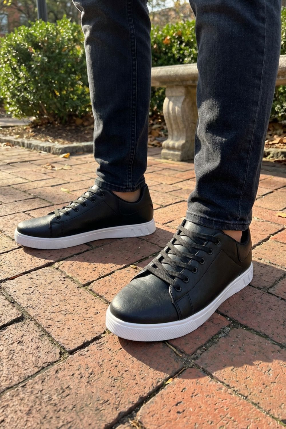 Sneaker Herren mit Schnürung und weißer Sohle