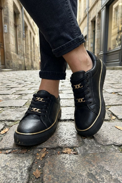 Sneaker Damen Schwarz mit Goldkette und Plateausohle