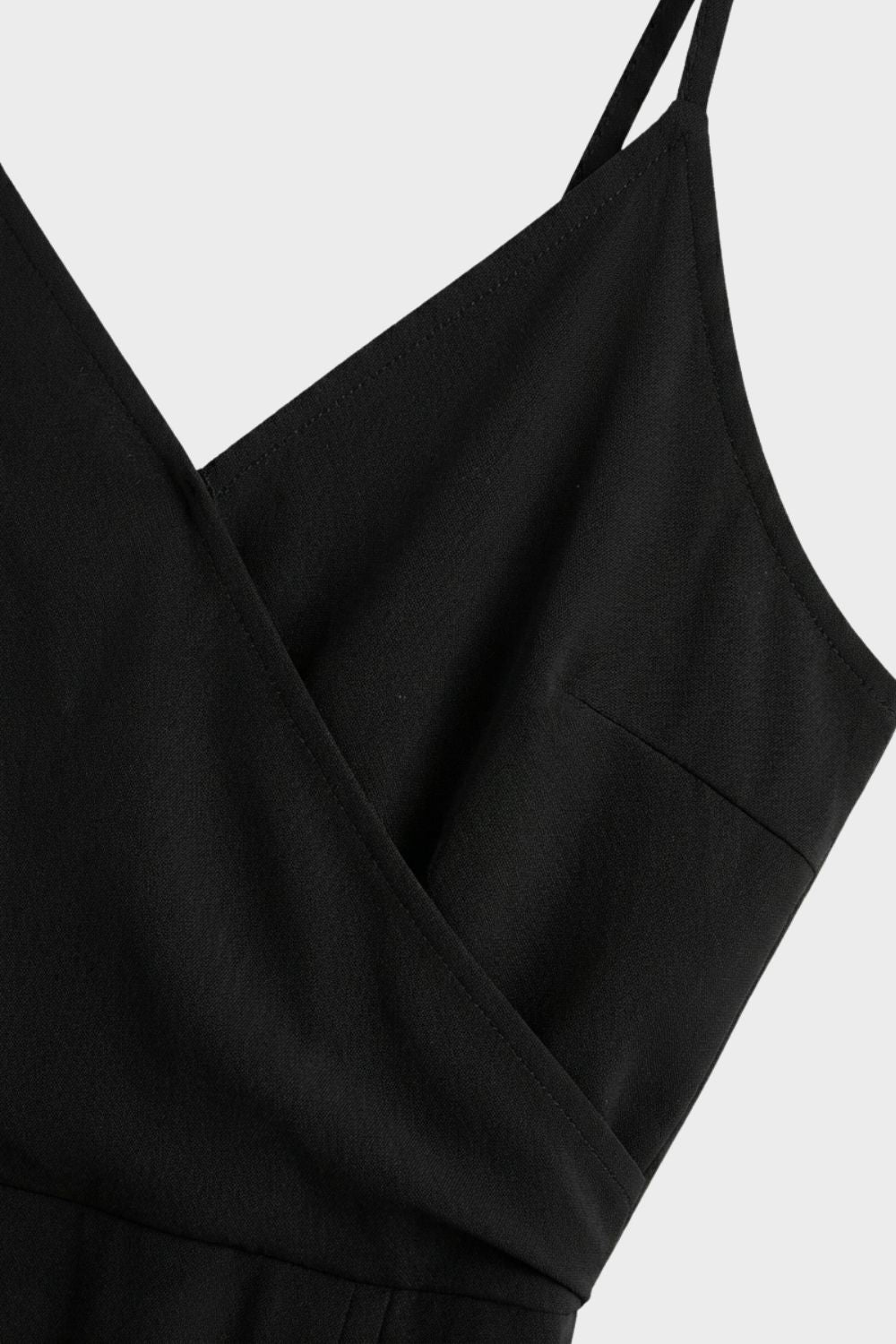 Damen Maxikleid – Detail Wickel-V-Front mit Spaghettiträgern in Schwarz