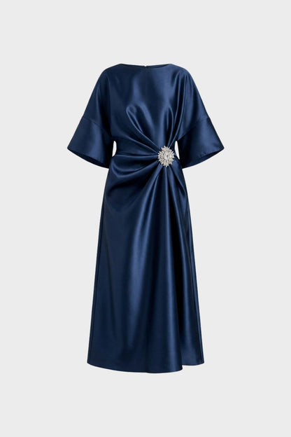 Damen Satin Abendkleid mit Drapierung und Schmuckbrosche – Midi