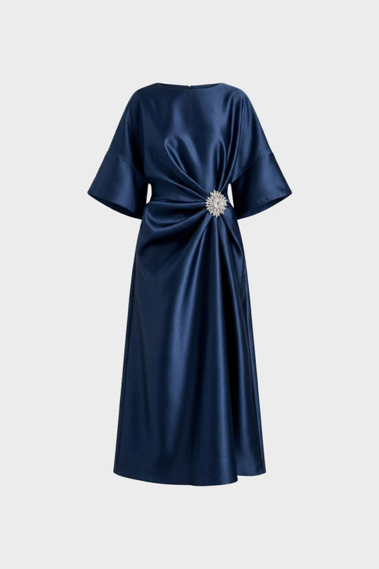Damen Satin Abendkleid mit Drapierung und Schmuckbrosche – Midi
