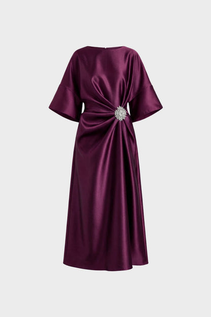 Damen Satin Abendkleid mit Drapierung und Schmuckbrosche – Midi