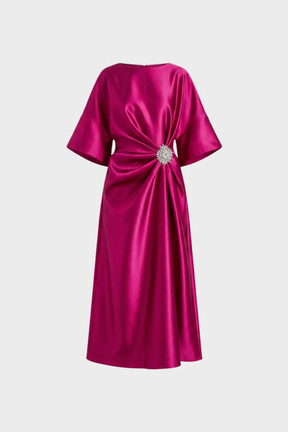 Damen Satin Abendkleid mit Drapierung und Schmuckbrosche – Midi