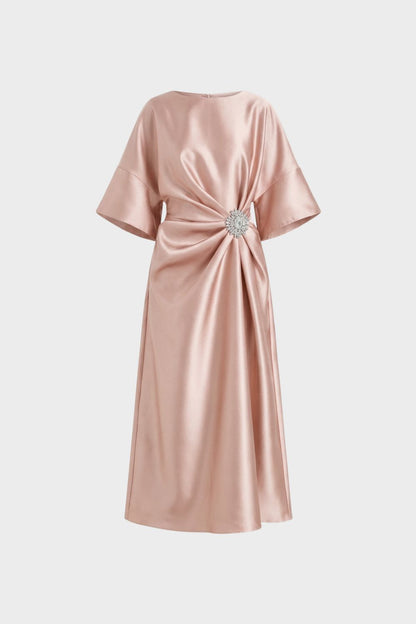 Damen Satin Abendkleid mit Drapierung und Schmuckbrosche – Midi