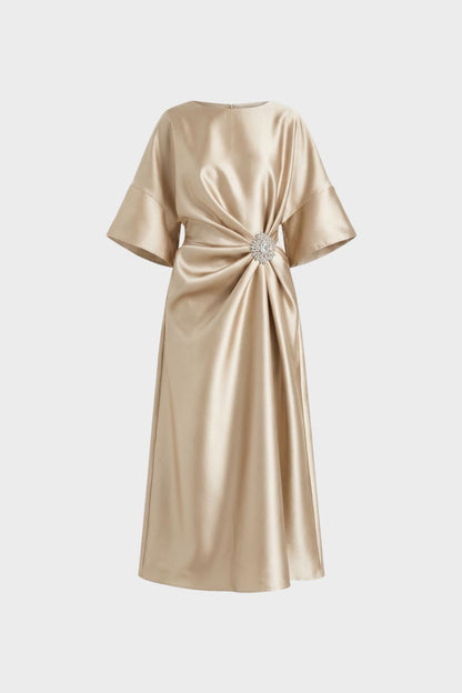 Damen Satin Abendkleid mit Drapierung und Schmuckbrosche – Midi