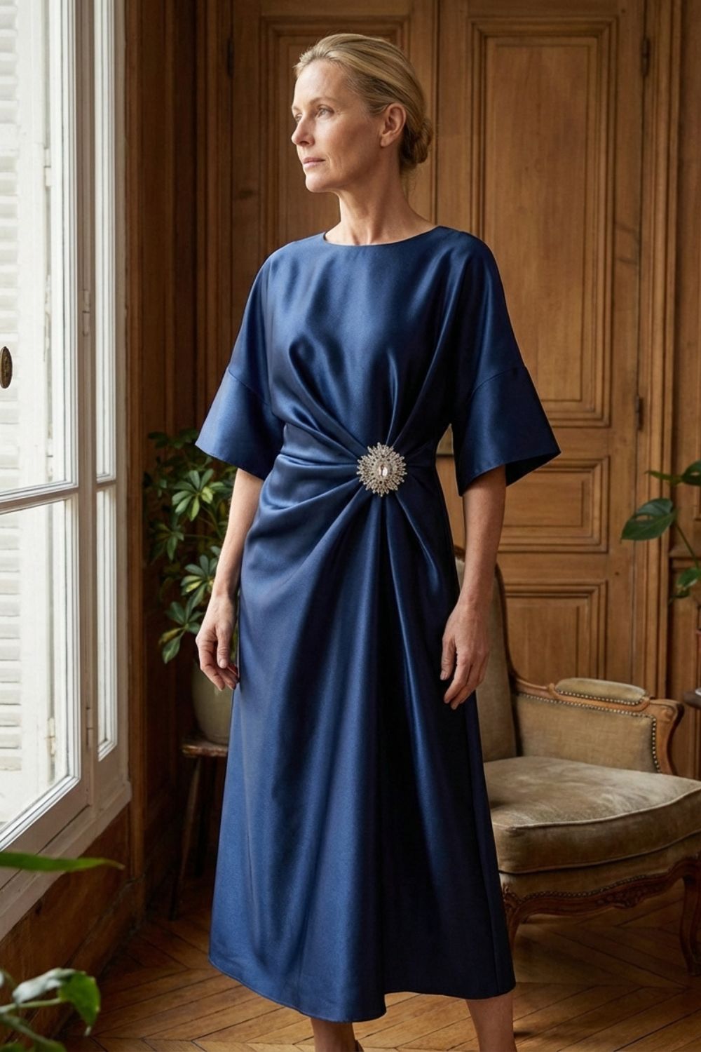 Damen Satin Abendkleid mit Drapierung und Schmuckbrosche – Midi