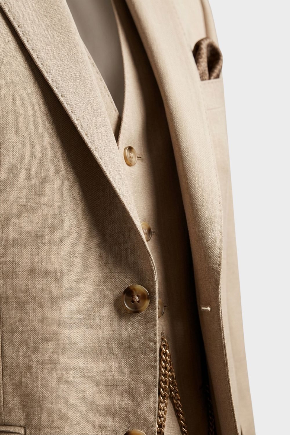 Herren Sommeranzug Beige – Detail Weste mit Uhrenkette und Einstecktuch