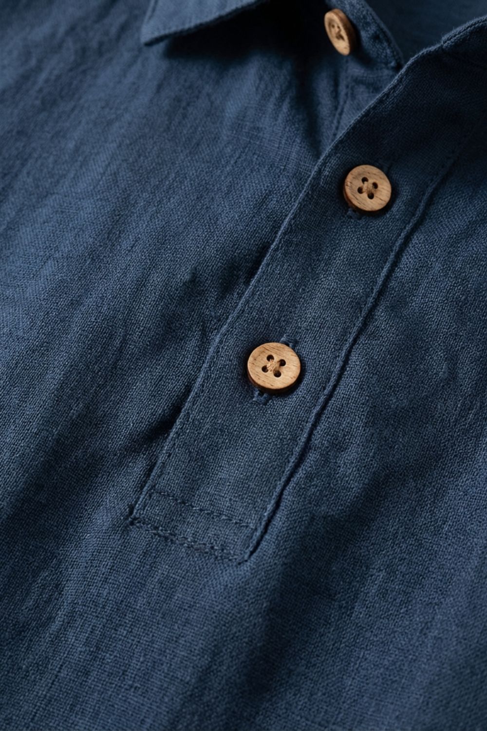 Herren Naturleinen Polo – Henley – Profil-Ansicht